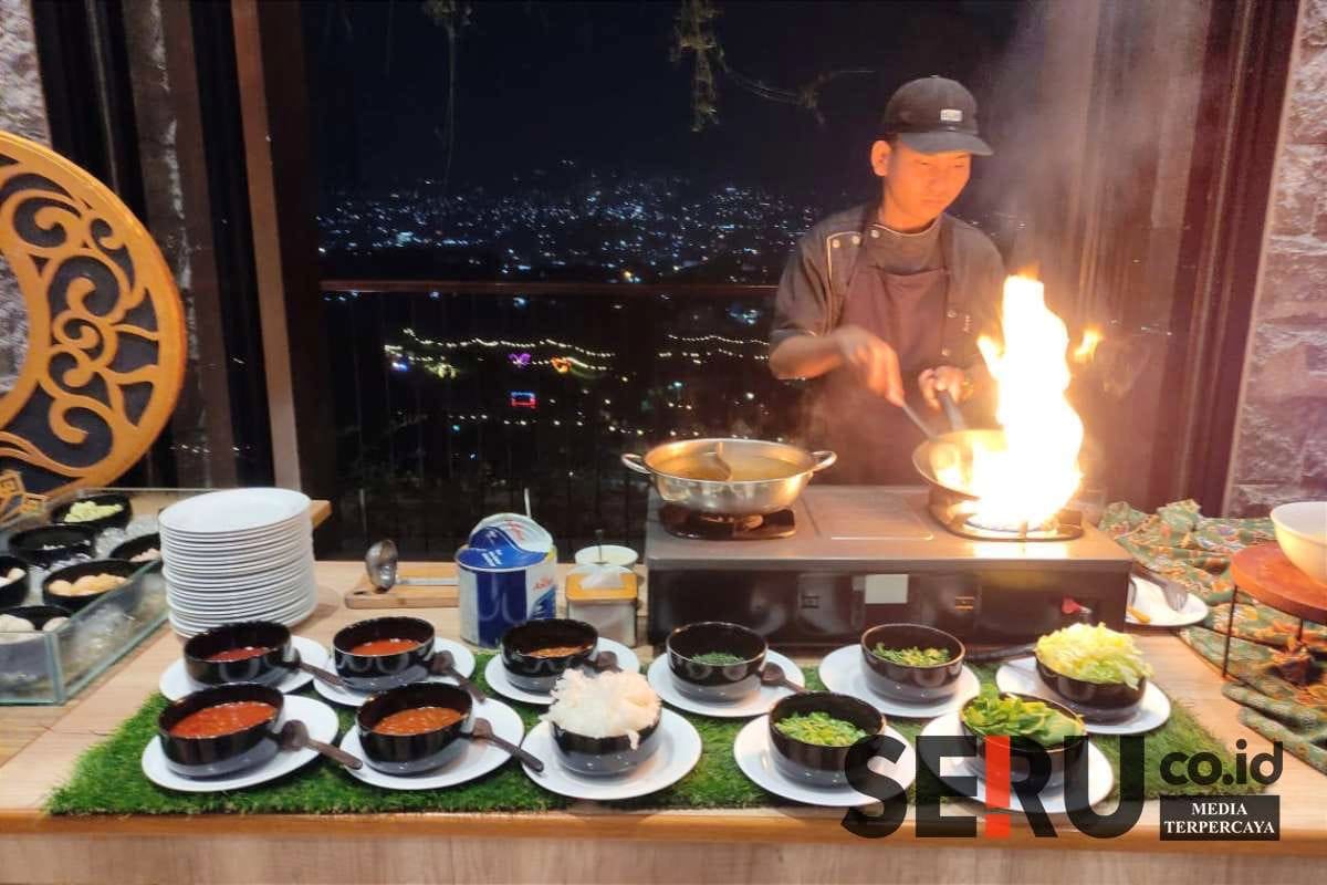 The Batu Hotel & Villas menghadirkan aneka menu Iftar dengan live cooking berlatar panorama Kota Batu. (rhd)