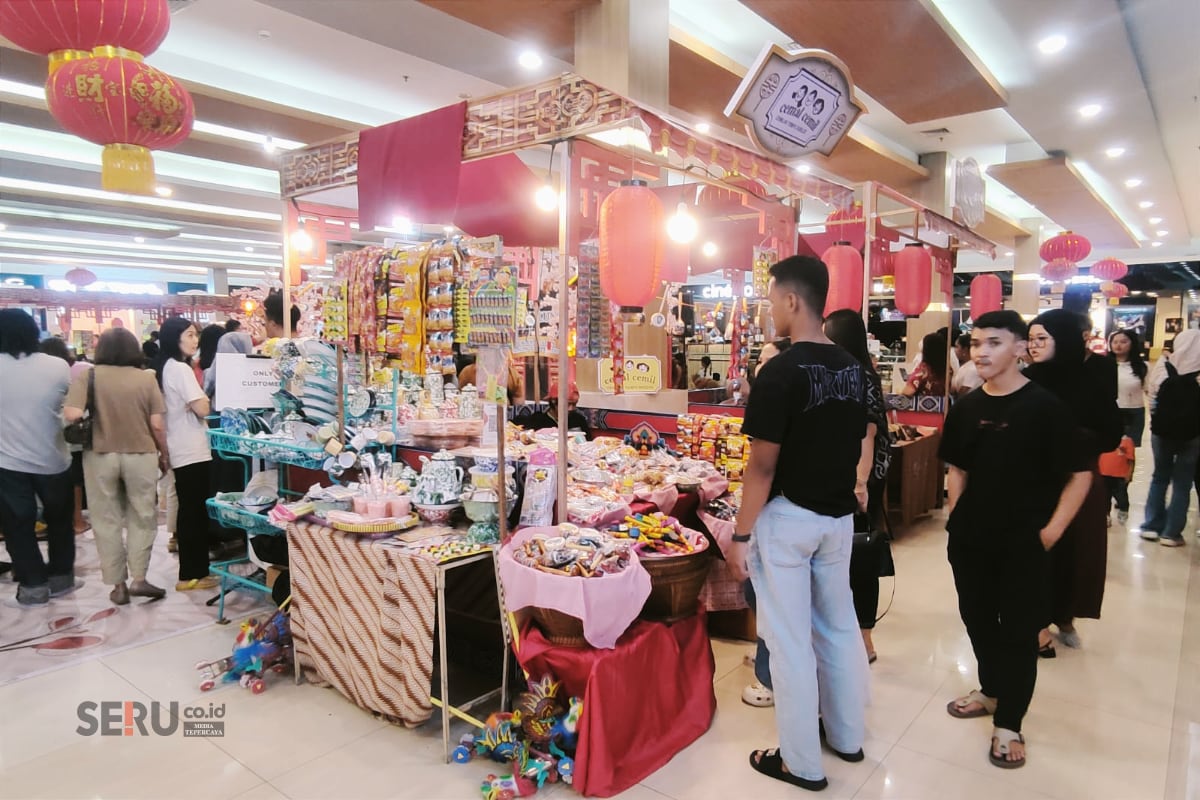 Stand bazar Kampoeng Pecinan Festival juga diserbu pengunjung Matos. (rhd)