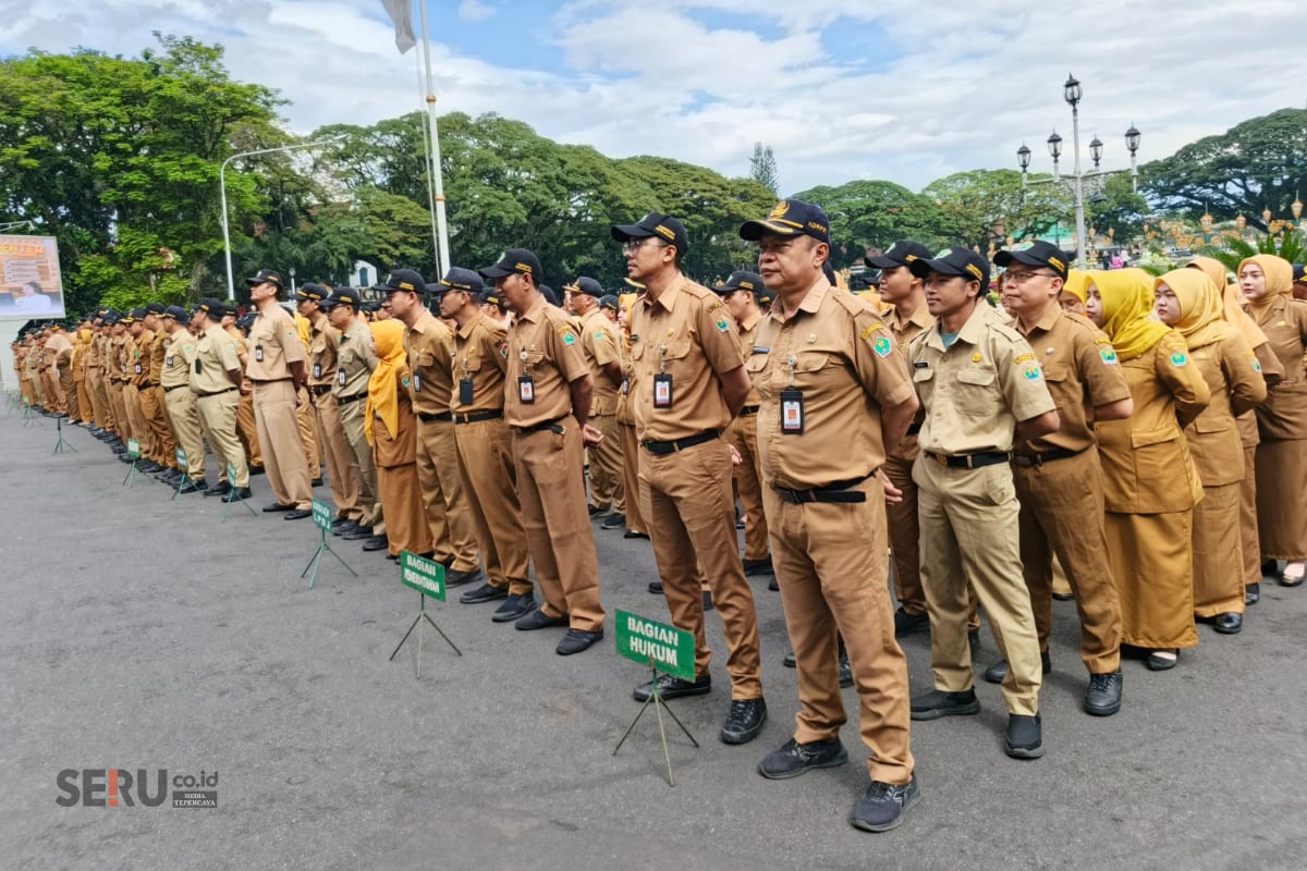 ASN dan Pegawai BUMD Pemkot Malang tetap masuk selama Ramadan dengan penyesuaian jam kerja hingga busana. (bas) Pemkot Malang Atur Jam Kerja hingga Busana ASN dan BUMD selama Ramadan