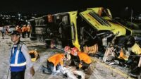 Bus penumpang PO Cahaya Trans kecelakaan di exit tol Krapyak pada 22 Desember 2025. (Dok.SAR Semarang) Polisi Bongkar Kelalaian Kecelakaan Bus Cahaya Trans, Tetapkan Dirut Jadi Tersangka