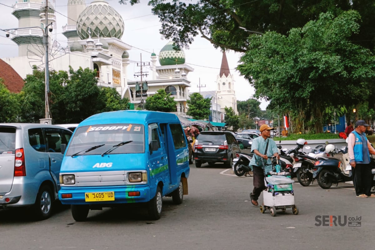 Parkir di sekitar Alun-alun Merdeka akan ditata ulang. (bas)