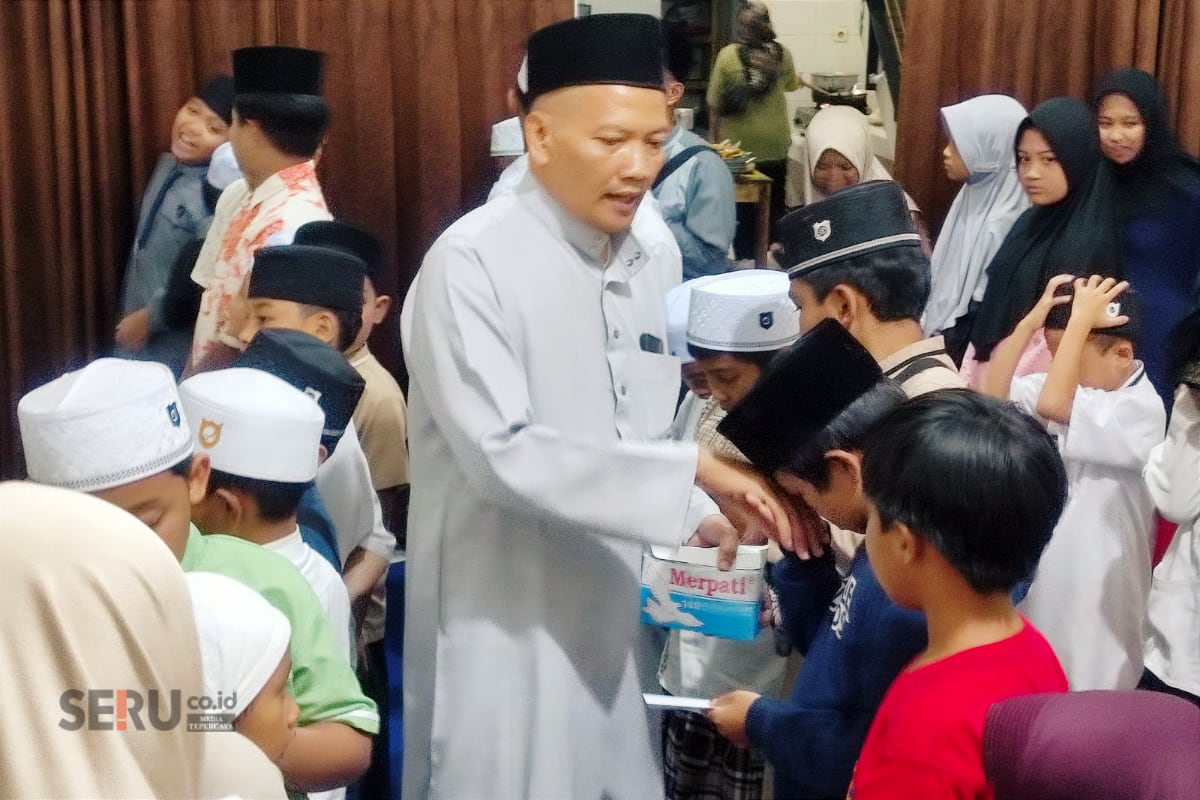 Pemberian santunan kepada anak yatim piatu dan duafa dari sejumlah panti dan non panti asuhan. (rhd) Tahun ke-23, Aksara Tumapel Malang Konsisten Bhakti Ramadan Santuni Anak Yatim dan Duafa