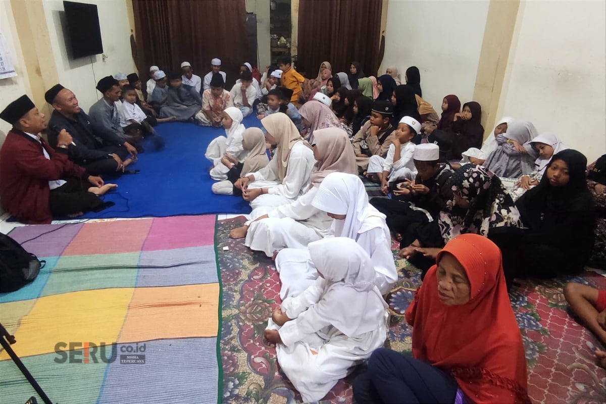 Tahun ke-23, Aksara Tumapel Malang Konsisten Bhakti Ramadan Santuni Anak Yatim dan Duafa 1 Anak-anak yatim dan duafa menyimak tausiyah dan menjawab pertanyaan. (rhd)