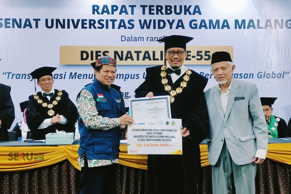 Dies Natalis ke-55 UWG Malang Komitmen Transformasi Menuju Kampus Unggul Berwawasan Global 1 Penyerahan simbolis bantuan sosial untuk korban bencana alam di Sumatera dan Aceh kepada LazisMU. (rhd)