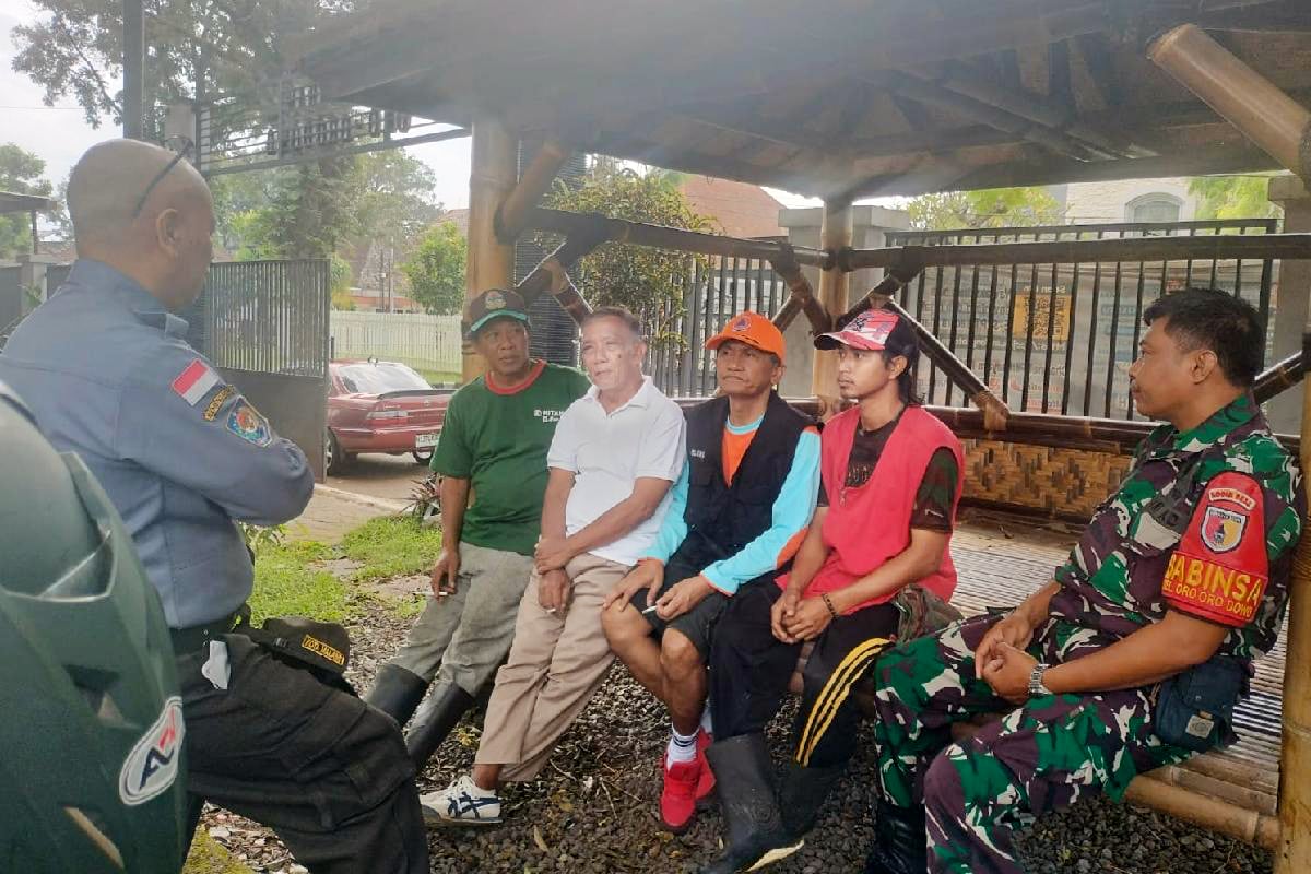 Babinsa Oro-Oro Dowo komsos bersama warga pererat hubungan masyarakat. (ist) Babinsa Oro-Oro Dowo Komsos Bersama Warga Pererat Hubungan