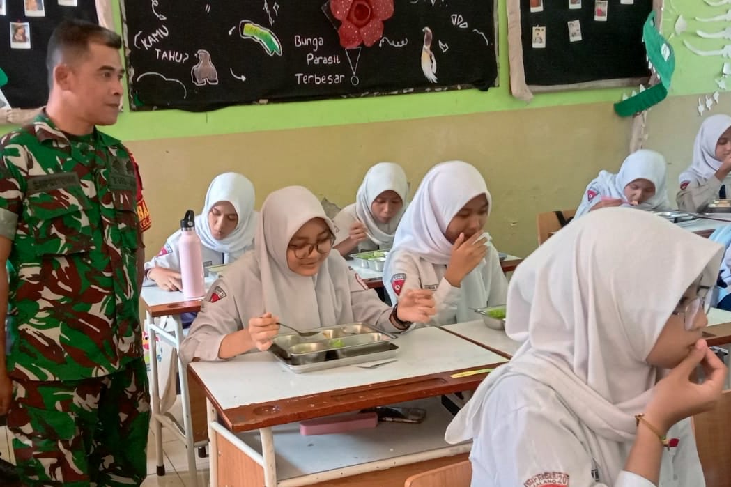Babinsa Blimbing pendampingan program MBG di SMPN 20 Malang. (ist) Babinsa Blimbing Pendampingan Program MBG di SMPN 20 Malang
