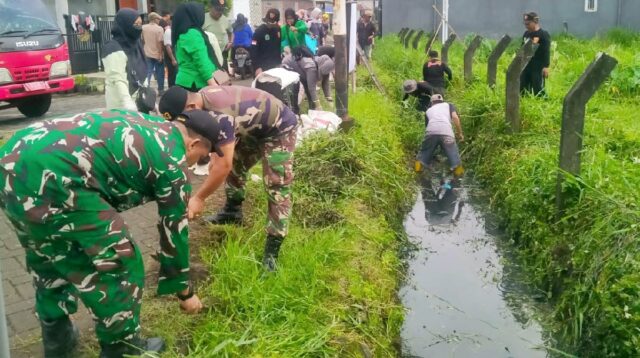 Koramil Sukun Bersama Warga Karya Bhakti Pembersihan Sungai dan Penanaman Pohon