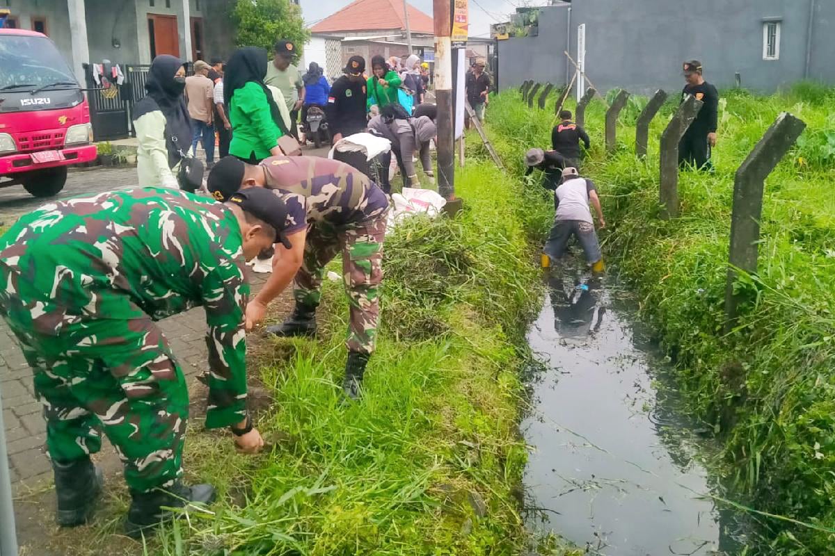 Koramil Sukun bersama warga karya bhakti pembersihan sungai dan penanaman pohon. (ist) Koramil Sukun Bersama Warga Karya Bhakti Pembersihan Sungai dan Penanaman Pohon