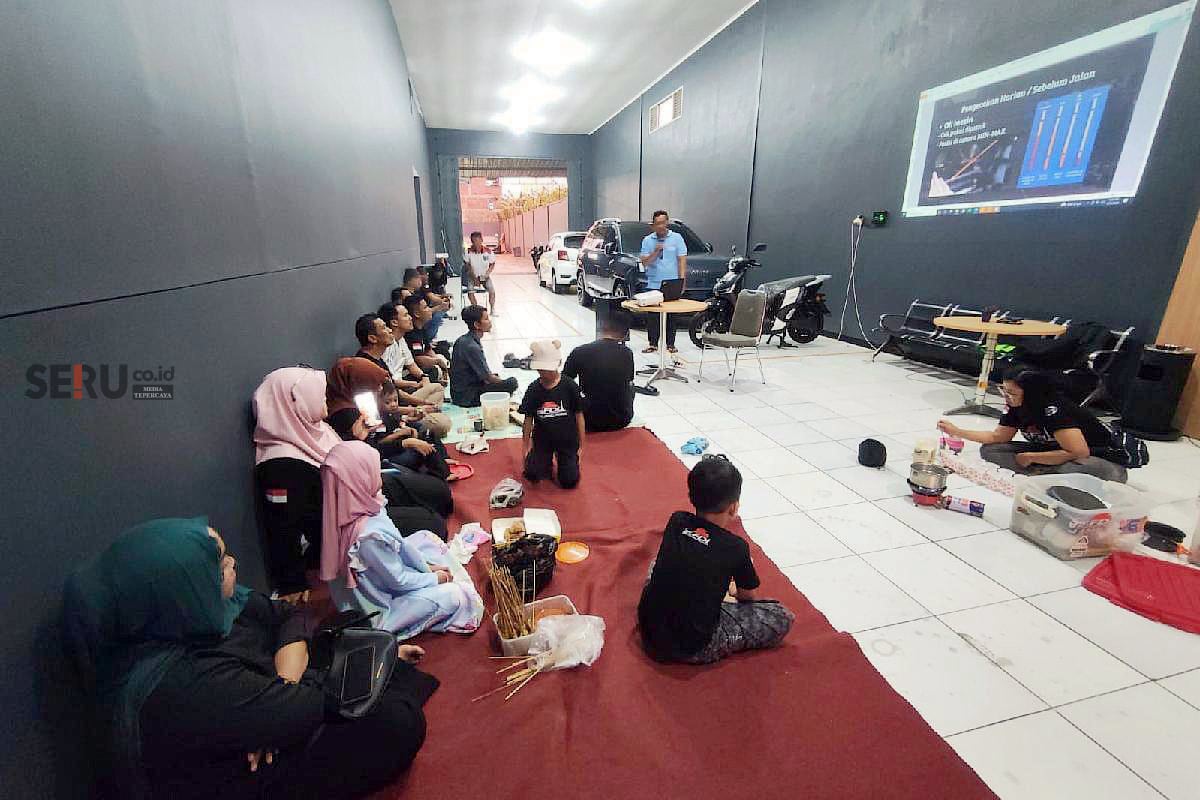 Service Advisor Indomobil AION Malang, Dodi Wanoko (baju biru) memberikan, edukasi seputar penggunaan dan perawatan Datsun kepada anggota FDI Malang Raya. (rhd)