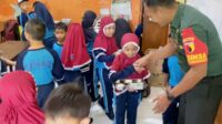 Babinsa Lowokwaru Dampingi Pembagian MBG SDN Ketawanggede