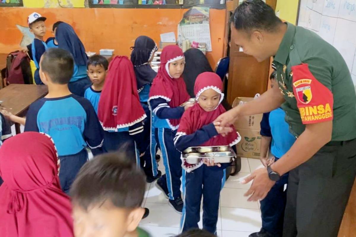 Babinsa Lowokwaru Dampingi Pembagian MBG SDN Ketawanggede