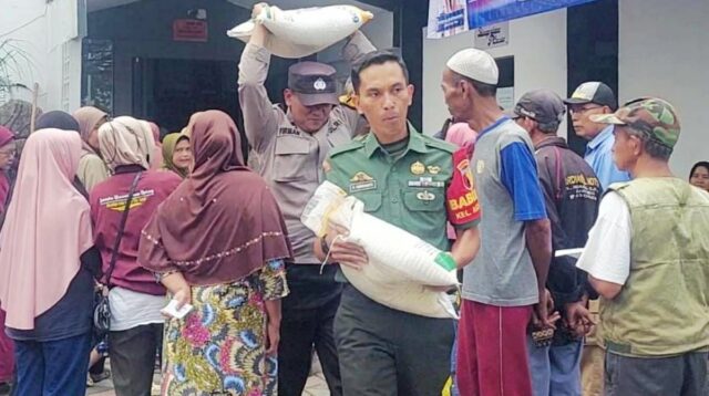 Babinsa Arjosari Bersama Bhabinkamtibmas Dampingi Penyaluran Bantuan Pangan BPN