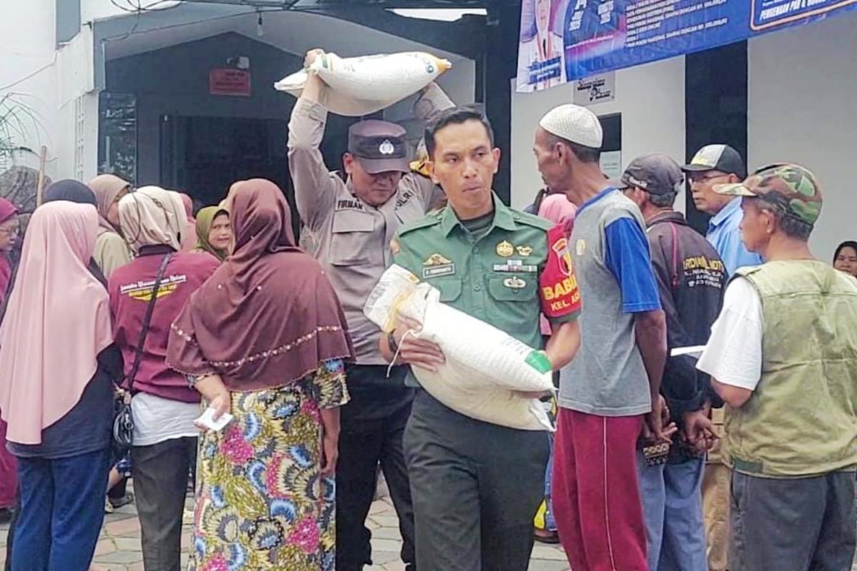 Babinsa Arjosari Bersama Bhabinkamtibmas Dampingi Penyaluran Bantuan Pangan BPN