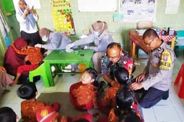 Babinsa Wonokoyo Pendampingan dan Pengamanan Vaksinasi ORI Campak Serentak