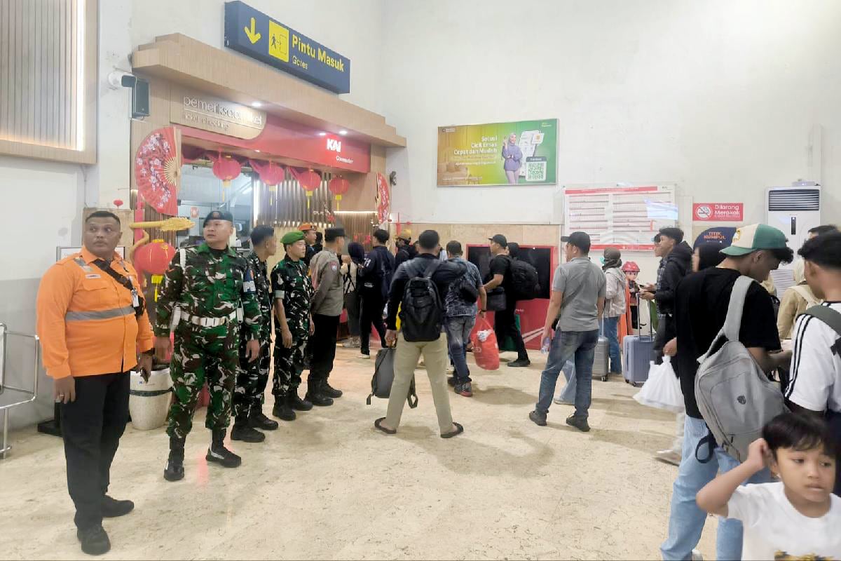 Babinsa Kiduldalem Patroli Stasiun Kota Baru Malang