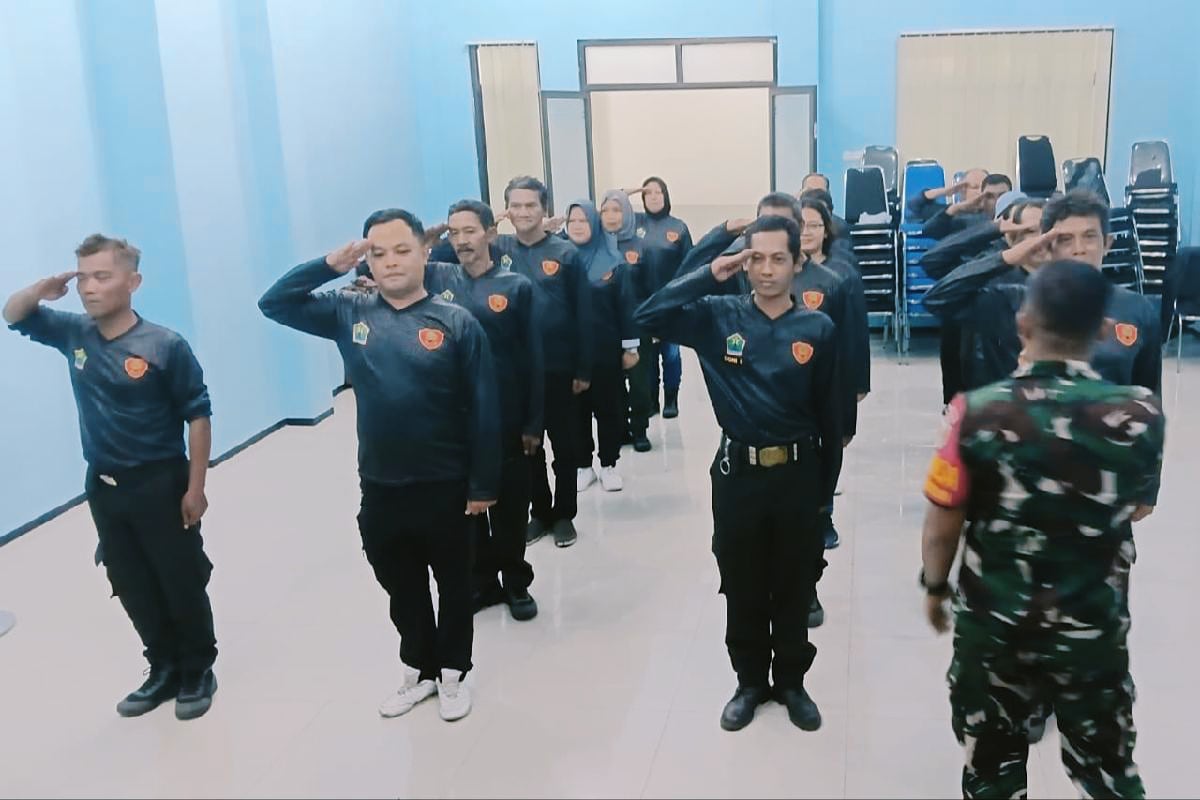 Babinsa Sukun Berikan Pelatihan PBB Satlinmas
