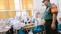 Babinsa Klojen Dampingi Makan Bergizi Gratis di SMAN 4