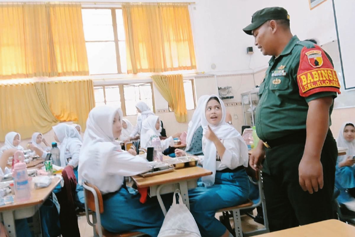 IMG_20260210_162440_1LEn9eJ02e Babinsa Klojen Dampingi Makan Bergizi Gratis di SMAN 4