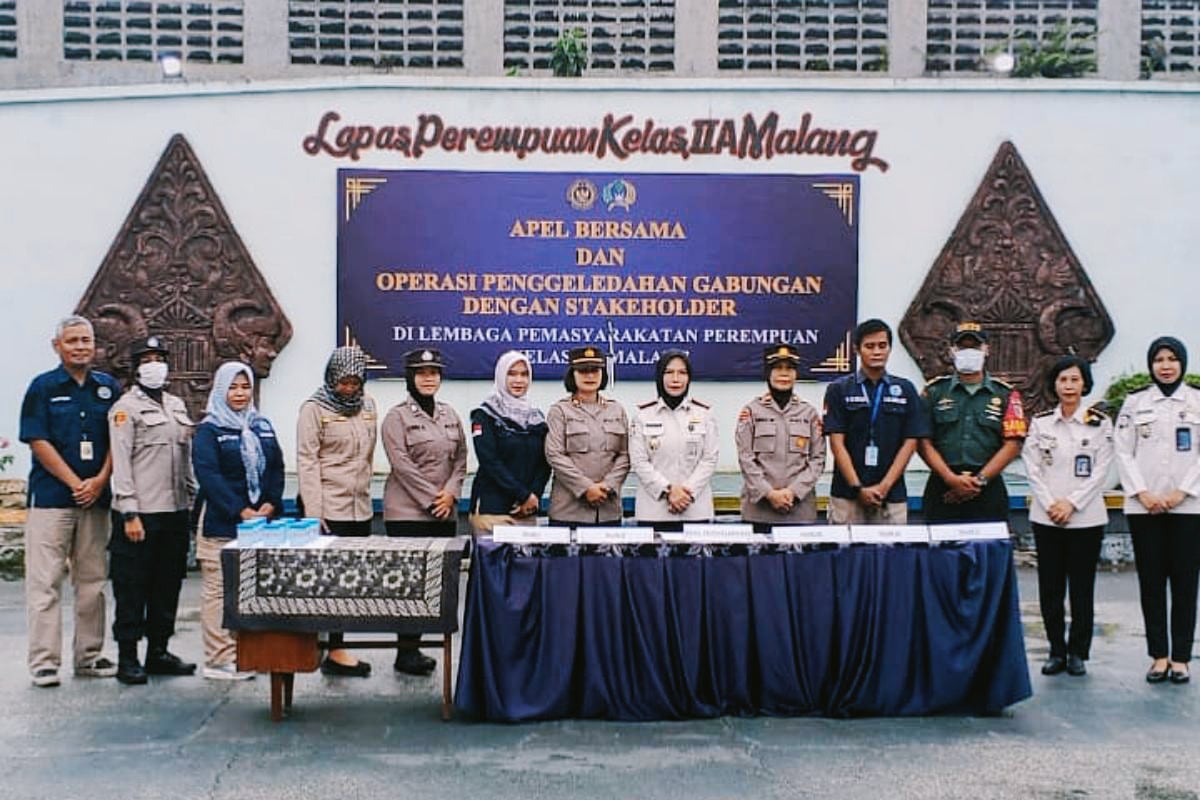 IMG_20260211_173554_BsyhVocx2F Babinsa Kebonsari Dampingi Razia Gabungan di Lapas Perempuan Kelas II A