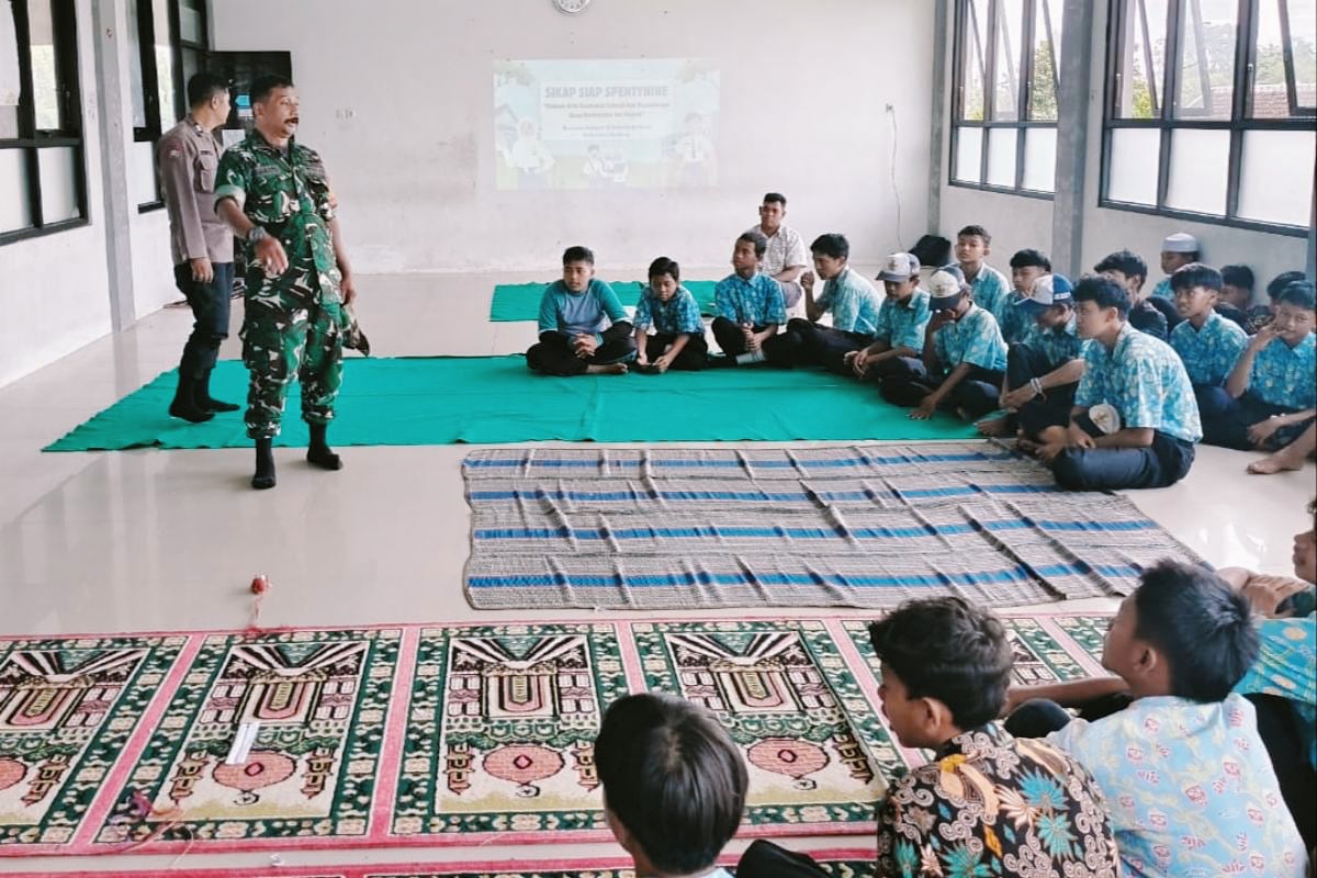 Babinsa Gadang Bekali Kedisiplinan Siswa SMPN 29 Kota Malang