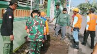 IMG_20260215_181148_5AxQh30d69 Babinsa Bandulan Karya Bakti Angkat Sedimen dan Sampah