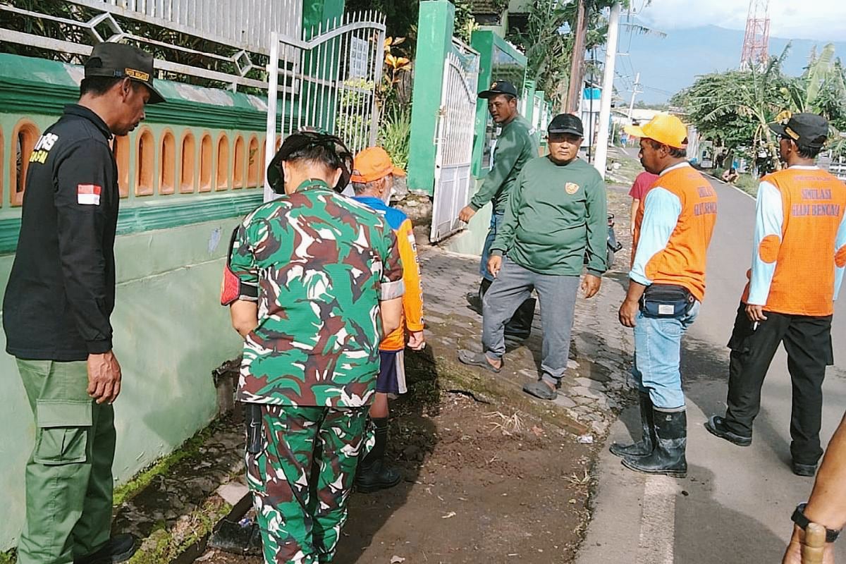 Babinsa Bandulan Karya Bakti Angkat Sedimen dan Sampah