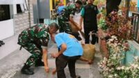 Babinsa bersama warga Oro-oro Dowo kerja bakti bersihkan lingkungan jelang Ramadan. (ist) Babinsa Bersama Warga Oro-oro Dowo Kerja Bakti Bersihkan Lingkungan Jelang Ramadan