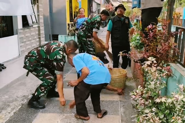 Babinsa bersama warga Oro-oro Dowo kerja bakti bersihkan lingkungan jelang Ramadan. (ist) Babinsa Bersama Warga Oro-oro Dowo Kerja Bakti Bersihkan Lingkungan Jelang Ramadan