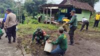 Babinsa Kedungkandang Bersama Warga Buring Karya Bakti Bersihkan Lingkungan