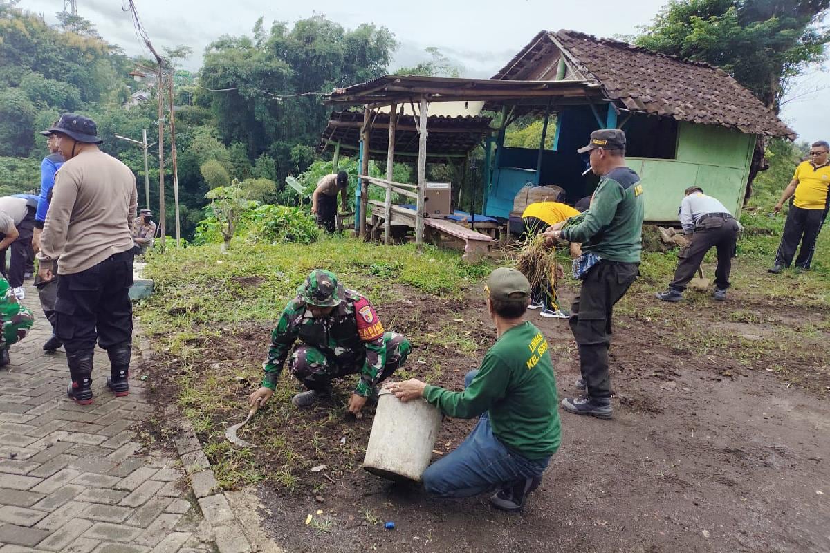 Babinsa Kedungkandang Bersama Warga Buring Karya Bakti Bersihkan Lingkungan