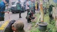 Babinsa Blimbing Bersama warga kerja bakti pembersihan sepanjang jalan Teluk Pelabuhan. (ist) Babinsa Blimbing Bersama Warga Kerja Bakti Pembersihan Sepanjang Jalan Teluk Pelabuhan