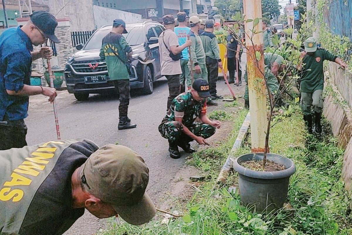 Babinsa Blimbing Bersama Warga Kerja Bakti Pembersihan Sepanjang Jalan Teluk Pelabuhan