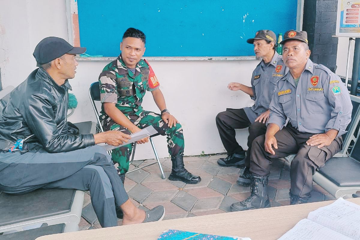Babinsa Arjosari Komsos Bersama Linmas Memperkuat Kamtibmas