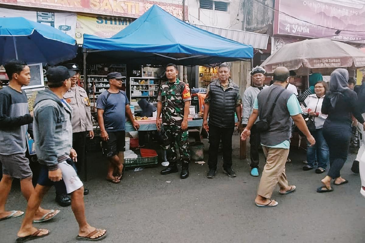Babinsa Sukoharjo Monitoring Pasar Takjil Ramadan, Pastikan Aman, Lancar dan Tertib