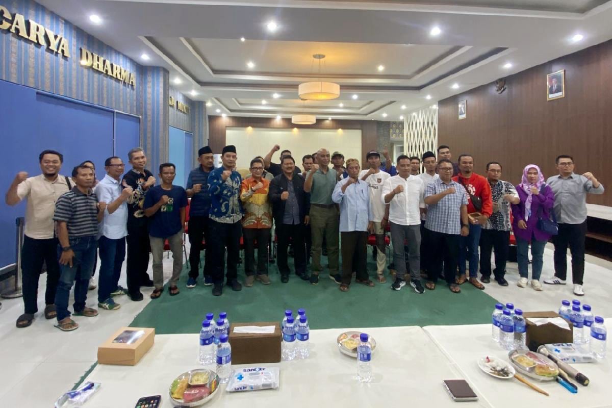 Foto bersama Satgas Infrastruktur dan Tata Ruang dengan warga perumahan Villa Indah Tegal Besar. (sgt) Satgas Infrastruktur dan Tata Ruang Bakal Tertibkan Perumahan Pelanggar Bantaran Sungai