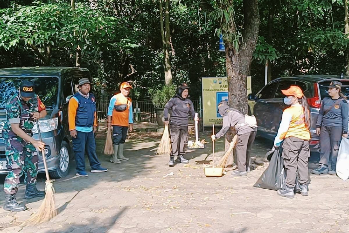 Babinsa Klojen karya bakti bersama warga Oro-oro Dowo. (ist) Babinsa Klojen Karya Bakti Bersama Warga Oro-oro Dowo