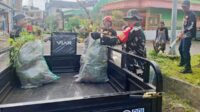 Babinsa Lowokwaru Bersama Warga Kerja Bakti Wujudkan Lingkungan Bersih dan Sehat