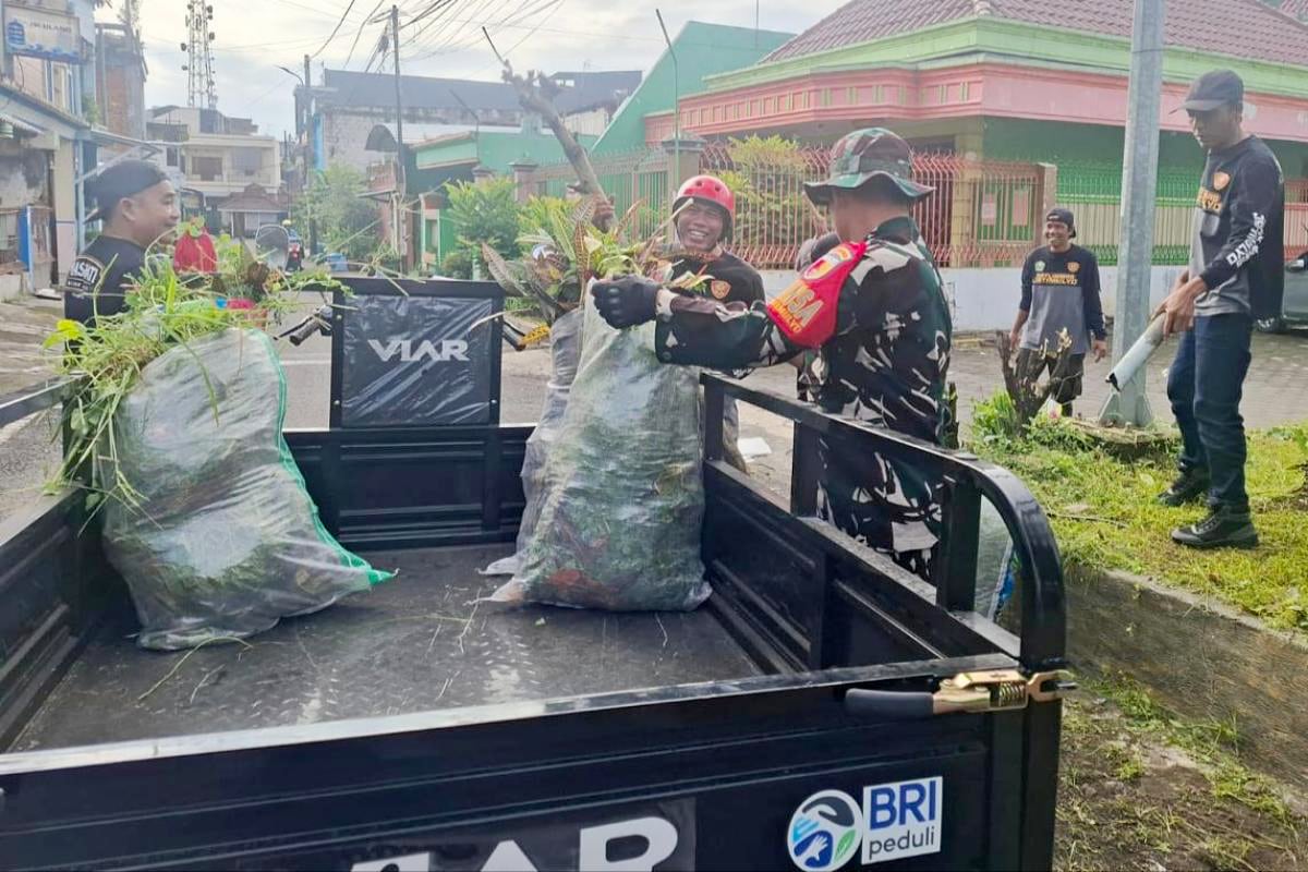 Babinsa Lowokwaru bersama warga kerja bakti wujudkan lingkungan bersih dan sehat. (ist) Babinsa Lowokwaru Bersama Warga Kerja Bakti Wujudkan Lingkungan Bersih dan Sehat