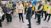 Bupati Jember dan Menteri PU saat meninjau lokasi Pasar Tanjung. (sgt) Pemkab Jember Prioritaskan Perbaikan 50 Bendung dan Revitalisasi Pasar Tanjung Gandeng Pemerintah Pusat