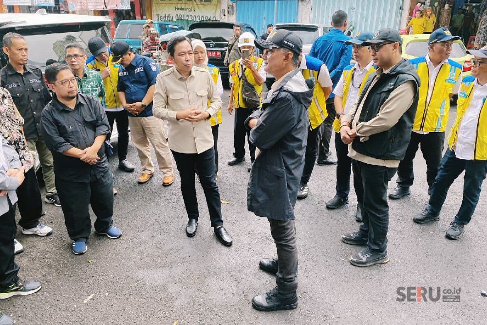 Bupati Jember dan Menteri PU saat meninjau lokasi Pasar Tanjung. (sgt) Pemkab Jember Prioritaskan Perbaikan 50 Bendung dan Revitalisasi Pasar Tanjung Gandeng Pemerintah Pusat
