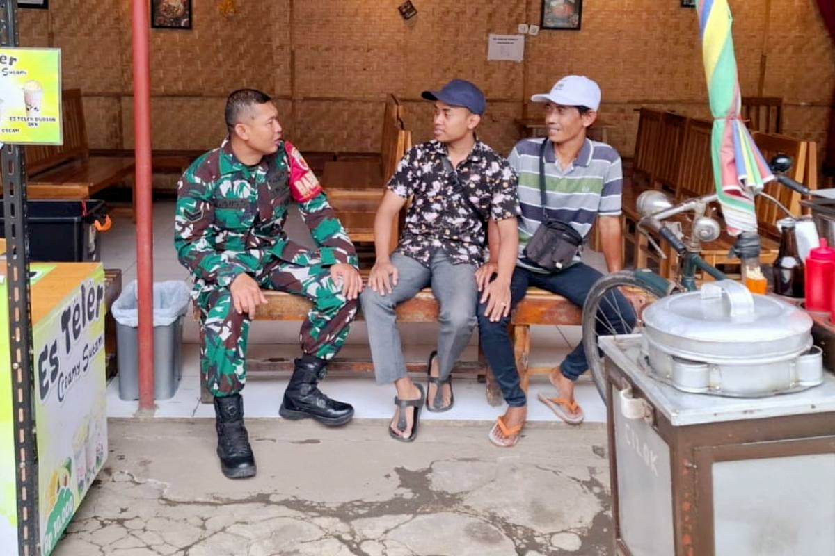 Babinsa Jatimulyo Patroli Dialogis Jaga Kondusivitas Selama Ramadan