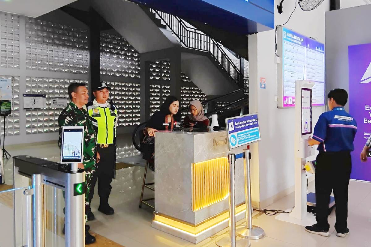Babinsa Klojen Monitoring Kondusivitas Stasiun Kereta Api, Pastikan Keamanan Pengguna Jasa Transportasi