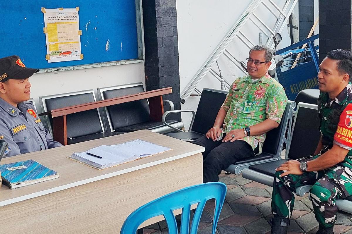 Babinsa Arjosari komsos bersama aparatur kelurahan dan warga perkuat kamtibmas. (ist) Babinsa Arjosari Komsos Bersama Aparatur Kelurahan dan Warga Perkuat Kamtibmas