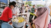 Babinsa Pisangcandi dampingi pengecekan sampel takjil oleh Dinkes dan Puskesmas Mulyorejo. (ist) Babinsa Pisangcandi Dampingi Pengecekan Sampel Takjil oleh Dinkes dan Puskesmas Mulyorejo