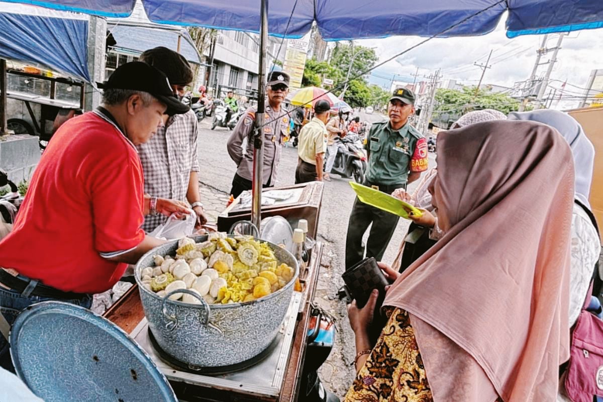 Babinsa Pisangcandi Dampingi Pengecekan Sampel Takjil oleh Dinkes dan Puskesmas Mulyorejo