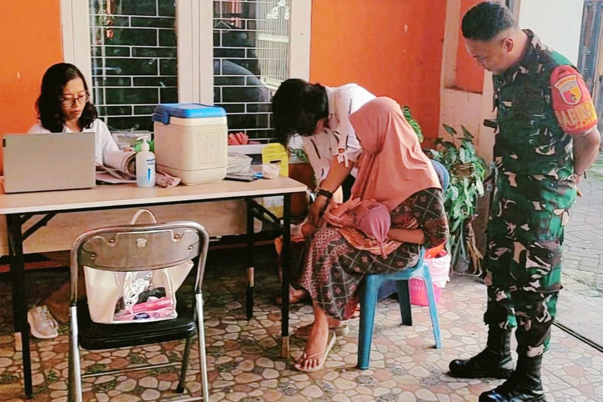 Babinsa Arjosari Dampingi Imunisasi Balita Wujud Kepedulian TNI Terhadap Generasi Penerus