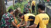 Koramil 0833-01Klojen karya bakti di TMP Suropati. (ist_11zon Koramil 0833-01/Klojen Karya Bakti di TMP Suropati