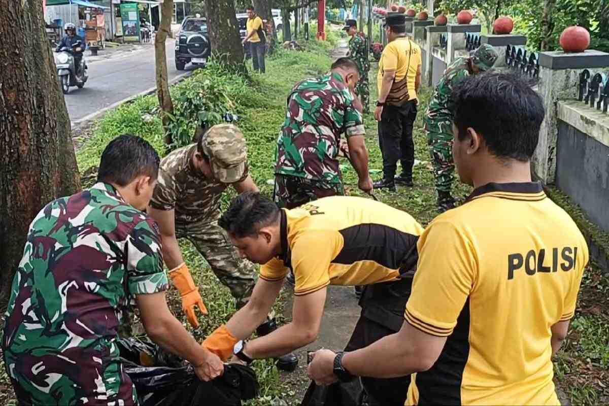 Koramil 0833-01Klojen karya bakti di TMP Suropati. (ist_11zon Koramil 0833-01/Klojen Karya Bakti di TMP Suropati