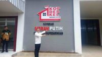 Menteri Koordinator Bidang Pangan, Zulkifli Hasan di depan gerai KDKMP Kedungpedaringan, Kecamatan Kepanjen, Kabupaten Malang. (Wul_11zon Zulhas Pastikan Pembangunan SPPG dan Gerai KDKMP Berjalan Sesuai Target