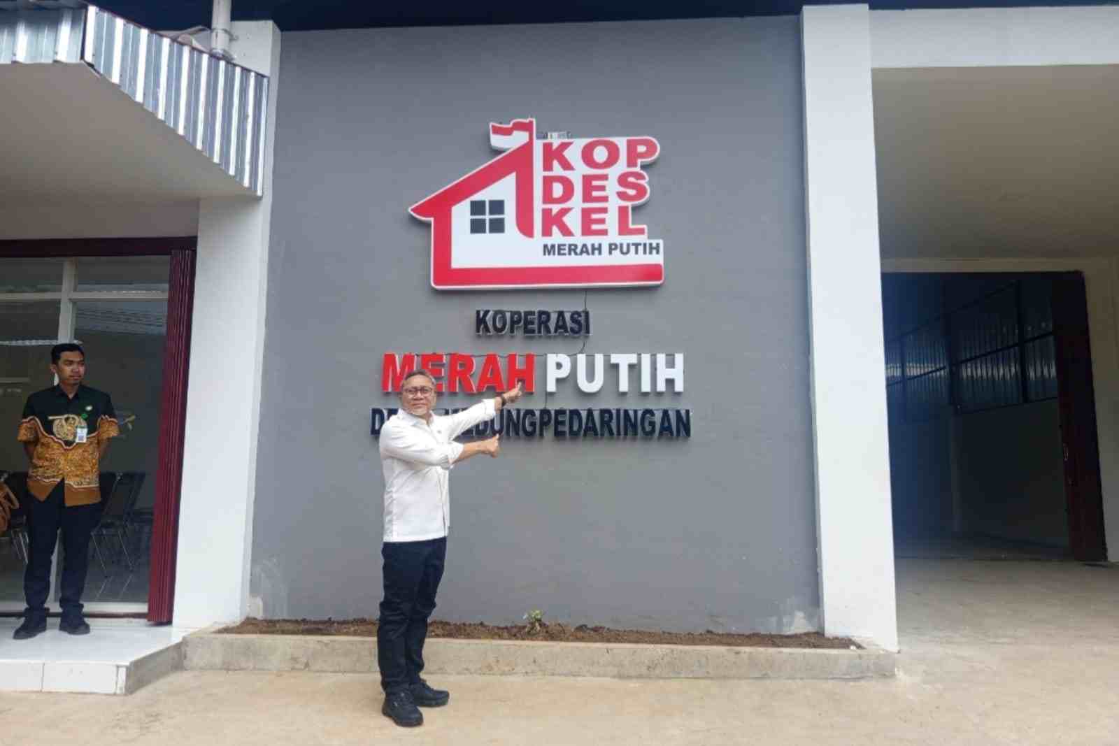 Menteri Koordinator Bidang Pangan, Zulkifli Hasan di depan gerai KDKMP Kedungpedaringan, Kecamatan Kepanjen, Kabupaten Malang. (Wul_11zon Zulhas Pastikan Pembangunan SPPG dan Gerai KDKMP Berjalan Sesuai Target